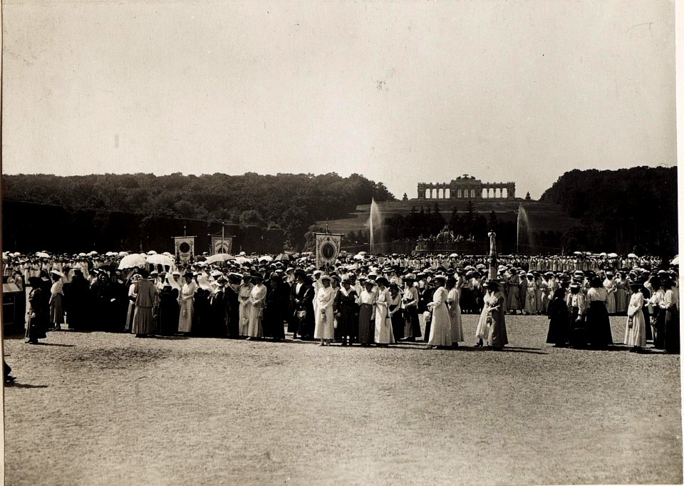 Huldigung der Katholischen Frauenorganisation für Niederösterreich vor Kaiser Karl I. und Kaiserin Zita in Schönbrunn am 17. Juni 1917 (BildID 15566025)