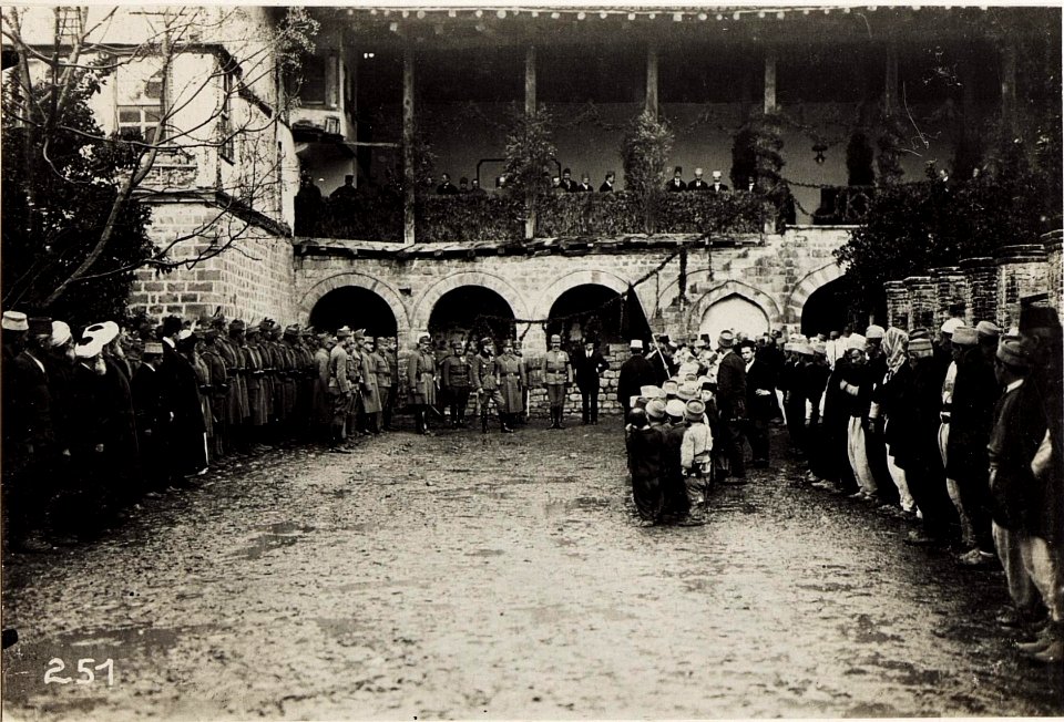 Huldigung der Schuljugend in Pekinj. (BildID 15571582)