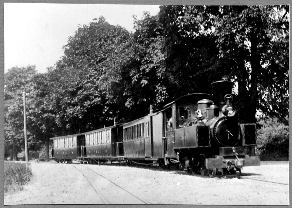 Hälsingborg - Råå - Ramlösa järnvägs, H.H.R.J. Lok Nr 3 Tillverkare Decauville år 1898 Tillverknings-nr 258. Axelanordning B 1. Loket till Ohs bruk år 1919. Lok Nr 3 med persontåg. Loket skrotat år 1948