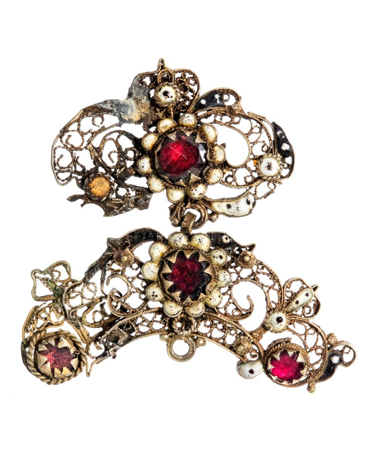 Hängsmycke av silver i filigran med emalj och almandine, 1600-tal - Hallwylska museet - 110389