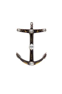 Hängsmycke i form av ankare av guld, täckt med svart emalj och besatt med rosenstenar - Livrustkammaren - 97888