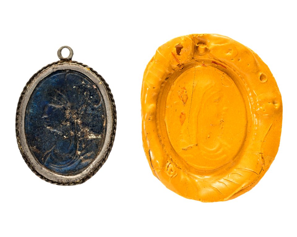 Hängsmycke av lazursten med silver, 1800-tal - Hallwylska museet - 110484