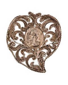 Hängsmycke av silver med Jesusprofil, 1700-tal - Hallwylska museet - 110593