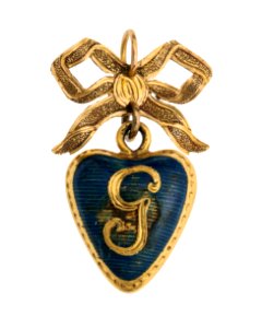 Hängsmycke i form av ett hjärta av guld med emalj, 1772 - Hallwylska museet - 110344