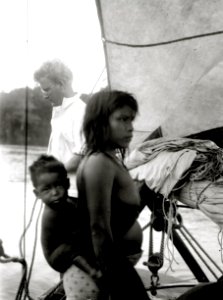 Hustrun till Camilo Hinche med sin lille pojke ombord på kostern Olga förankard nära Selimos hydda - SMVK - 004071 photo