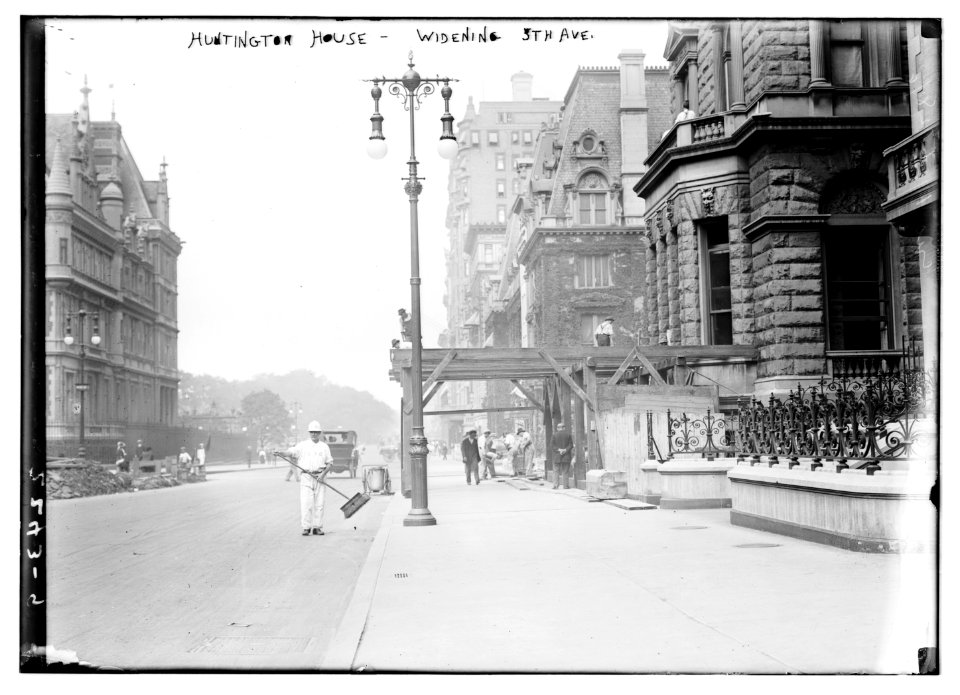 Huntington House - Widening 5th Ave. LCCN2014689484