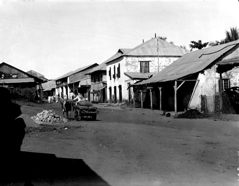 Huvudgatan med saluhall samt post och telegraf. Datum, 1906 Ort, Marovoay, Madagaskar. Marovoay - SMVK - 021849