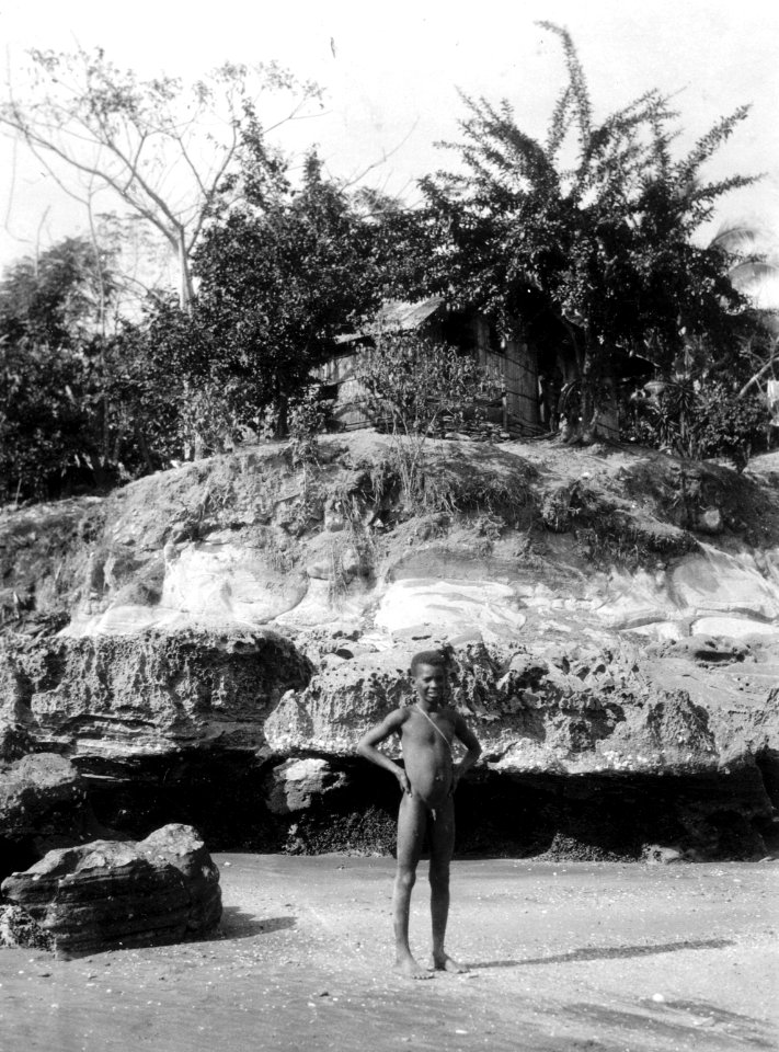 Hydda nära Punta Gorda. Pojken är hemma från skolan. Pearl Islands. Panama - SMVK - 004170