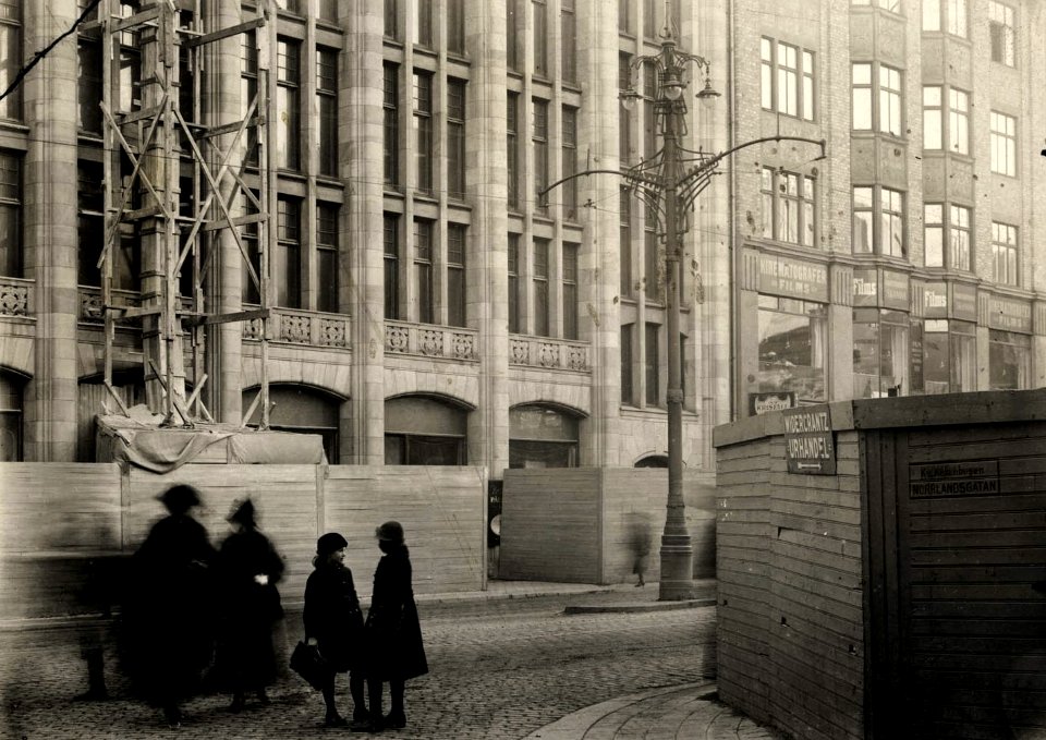 Hörnet av Kungsgatan och Norrlandsgatan, varuhuset Myrstedt & Stern - Nordiska Museet - NMA.0031224
