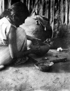Hövdingen Vocapoys hustru tillverkar lerkärl. Här slätar hon med en liten sten. Rio Itiyuro, v - SMVK - 004964 photo