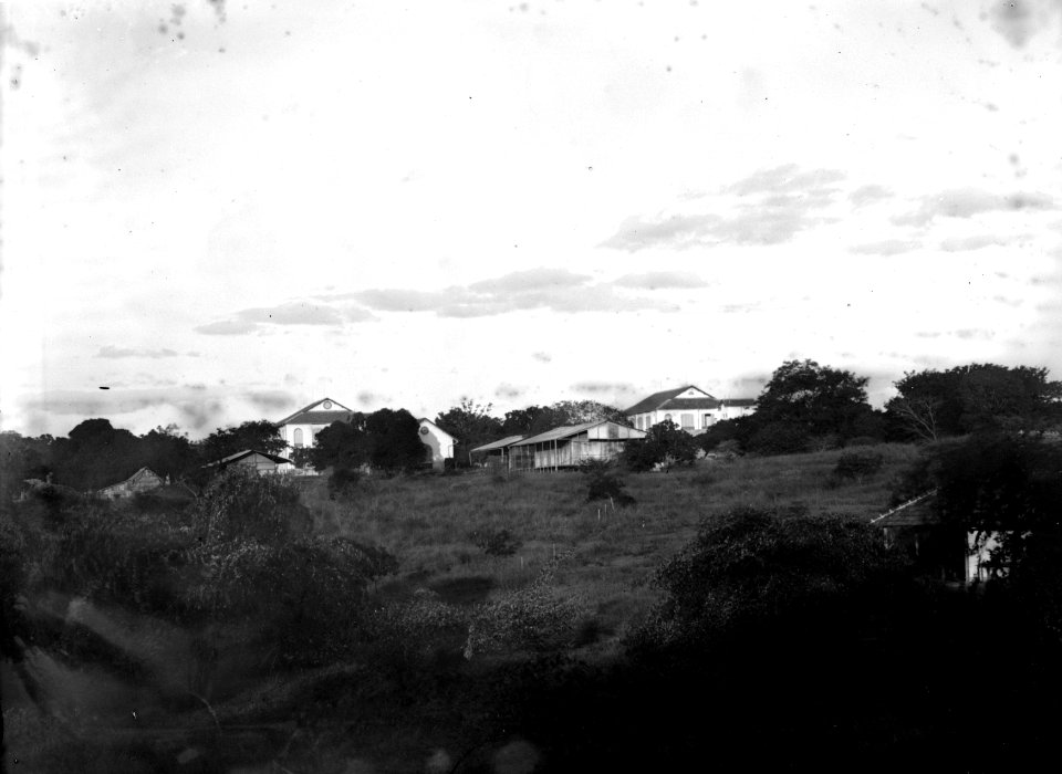 Husen bortåt sjukhuset. Majunga. Madagaskar - SMVK - 021758