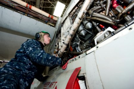 Hydraulic system maintenance 140207-N-EI558-006