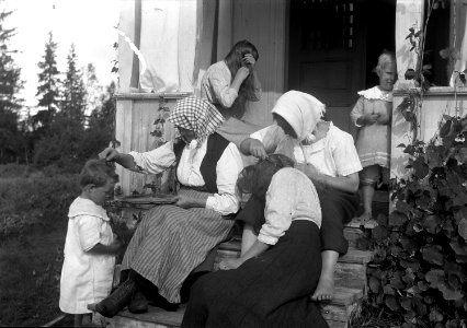Hygien. Avlusning och kamning. Två kvinnor avlusar barn på förstutrappan - Nordiska museet - NMA.0033932