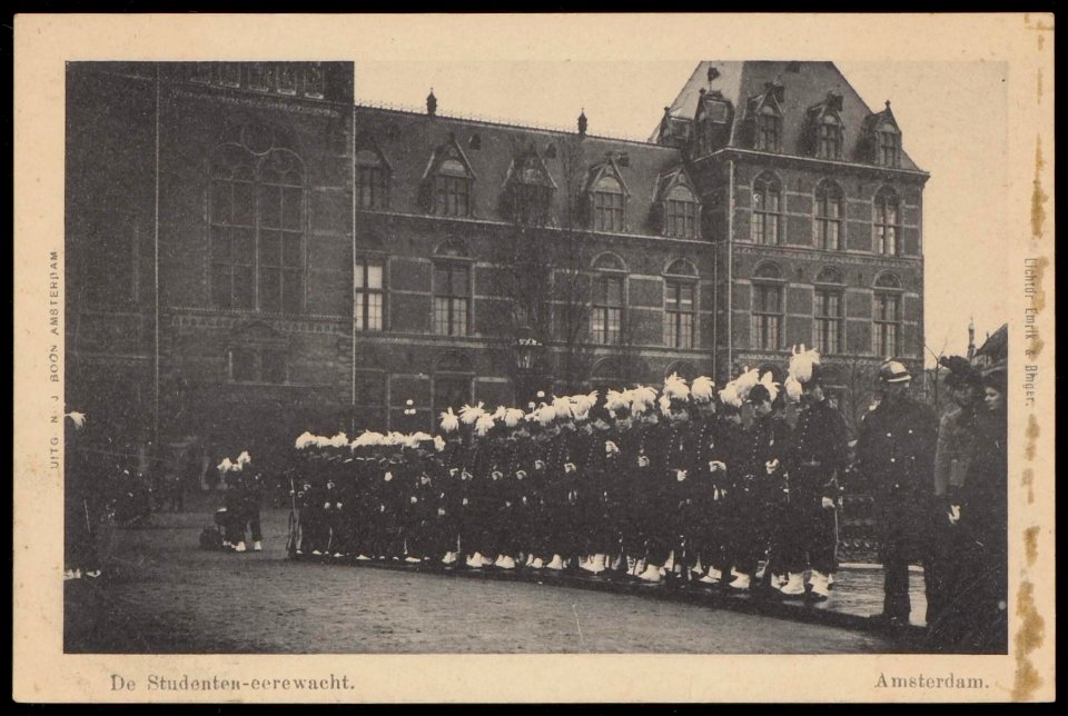 Huwelijk koningin Wilhelmina en Prins Hendrik. De studenten erewacht bij het Rijksmuseum. Uitgave N.J. Boon Amsterdam