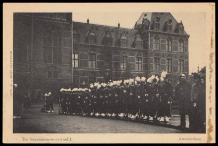 Huwelijk koningin Wilhelmina en Prins Hendrik. De studenten erewacht bij het Rijksmuseum. Uitgave N.J. Boon Amsterdam