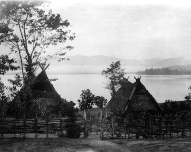 Hyddor vid Lindoesjön, i bakgrunden synes Lindoeön. Lindu, Sulawesi, Palu. Indonesien - SMVK - 000222