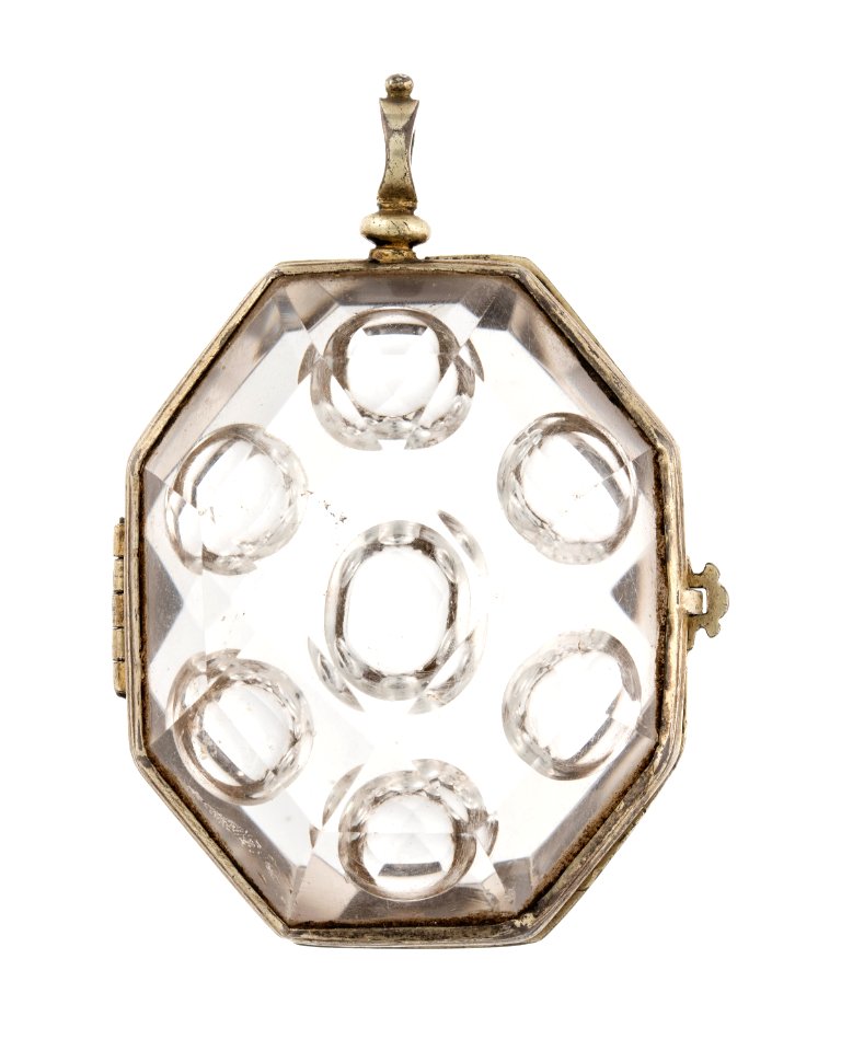 Hängsmycke av begkristall med förgylld silver, 1700-tal - Hallwylska museet - 110596