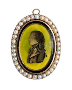 Hängsmycke av guld, pärlor och glas med manssilhuett, 1700-tal - Hallwylska museet - 110374 photo