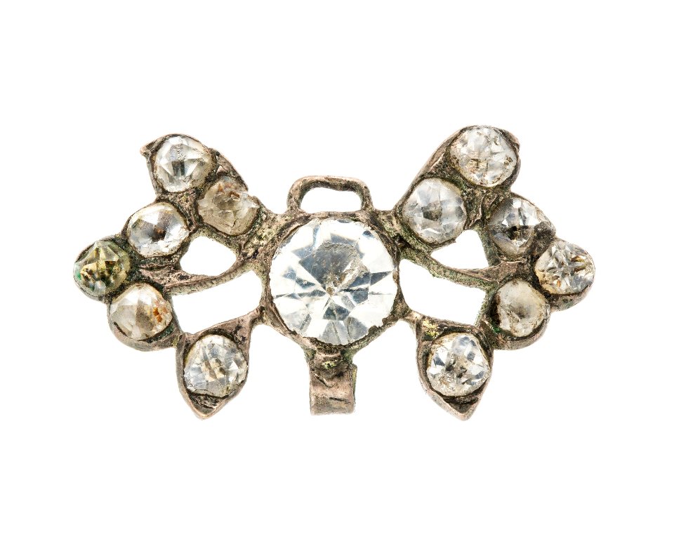 Hängsmycke av silver med glasstenar, 1700-tal - Hallwylska museet - 110570