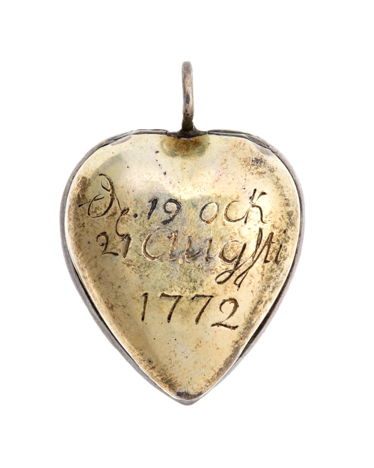 Hängsmycke, baksida av, med inskription, 1772 - Hallwylska museet - 110377