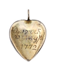 Hängsmycke, baksida av, med inskription, 1772 - Hallwylska museet - 110377
