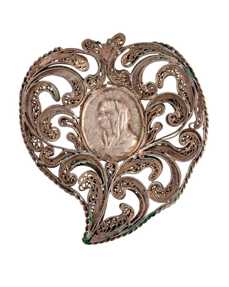 Hängsmycke av silver med jungfru Maria i profil, 1700-tal - Hallwylska museet - 110594