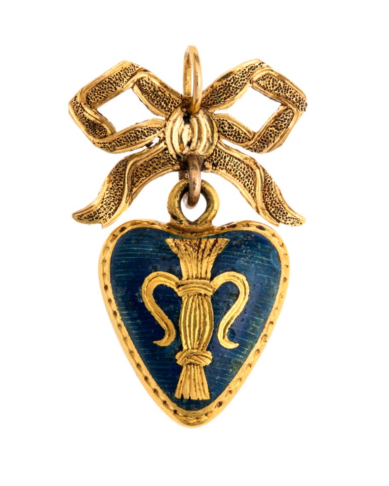 Hängsmycke i form av ett hjärta av guld med emalj, 1772 - Hallwylska museet - 110345