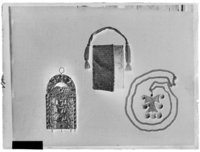 Hängsmycke med hängare av förgyllt silver.Rektangulär platta med profilerat krön - Skoklosters slott - 8832-negative