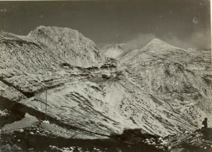Höhe 2033 rechts im Nebel. Der Grat 2012 in der Mitte des Stabsquartiers. (BildID 15461315)
