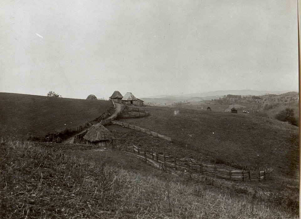 Häusergruppe im Bogestica Tal (BildID 15660501)