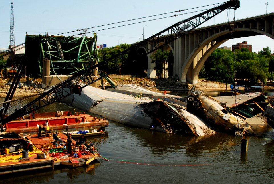 I35 bridge collapsed divers