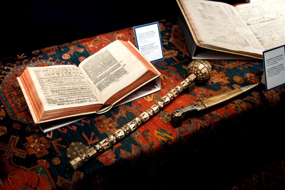 I råsilkets spår. Bok, stridsklubba och kama, 1600-tal cirka - Livrustkammaren - 108188