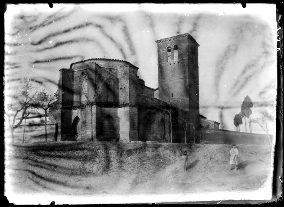 Iglesia del convent de San Miguel amb dues persones en primer terme
