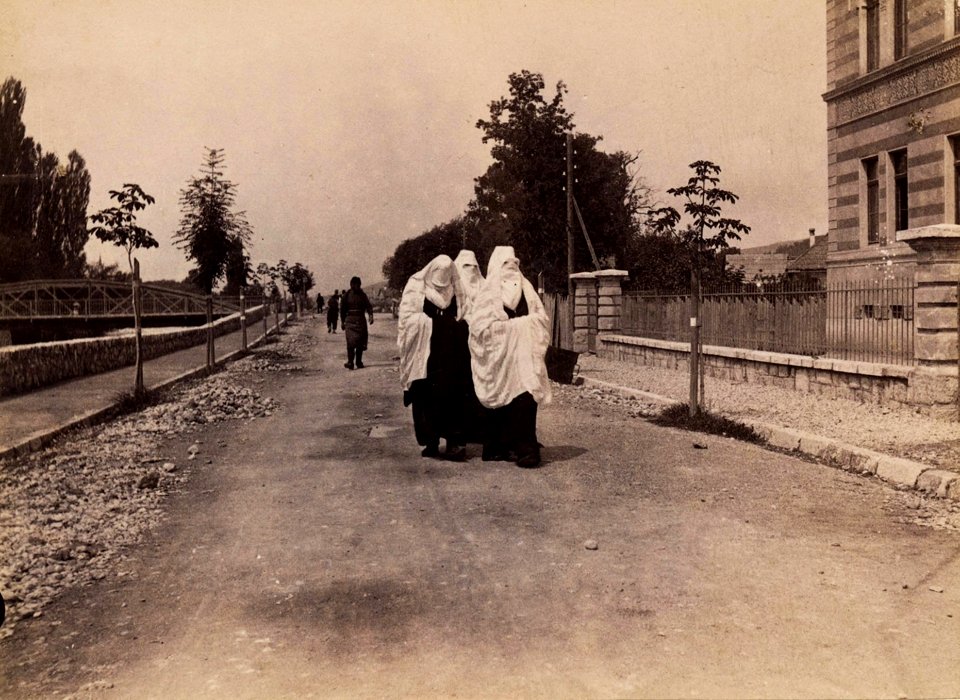 Ignaz Königsberger’s Verlag in Sarajevo, Strassenszene mit drei Damen in bosnisch-islamischer Tracht der Totalverhüllung