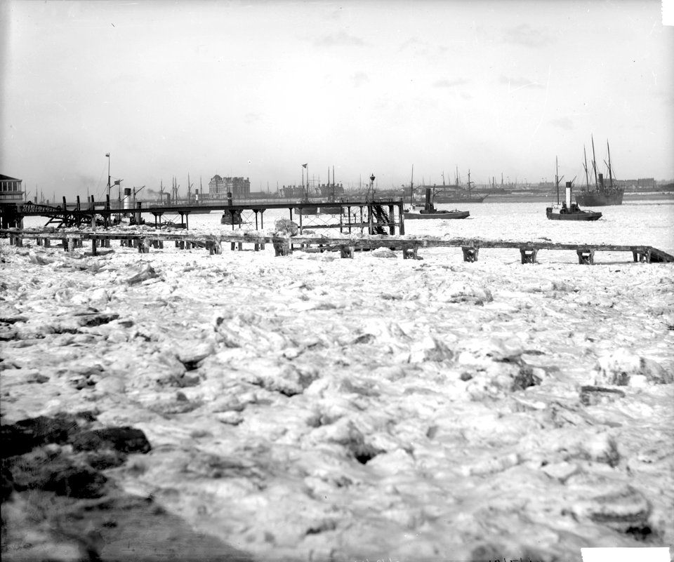 Ice in the River Thames off Gravesend, 1895 RMG G00127