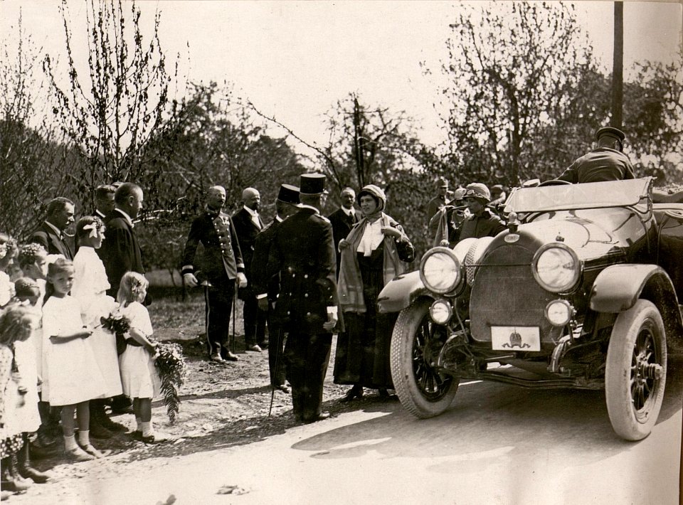 Ihre Majestät Kaiser in Zita besichtigt die Abgebrannte Ortschaft Pöckau.(4-VI.1917.) (BildID 15798740)