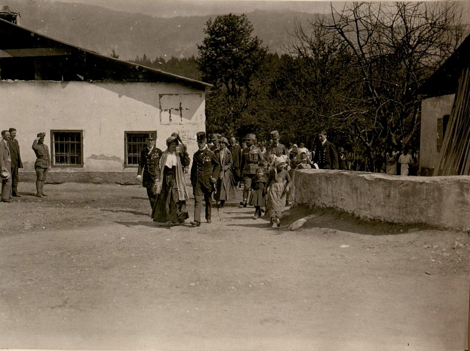 Ihre Majestät Kaiserin Zita besichtigt die abgebrannte Ortschaft Pöckau. (4-VI.1917.) (BildID 15798789)