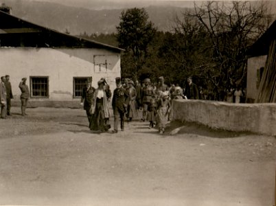 Ihre Majestät Kaiserin Zita besichtigt die abgebrannte Ortschaft Pöckau. (4-VI.1917.) (BildID 15798789)