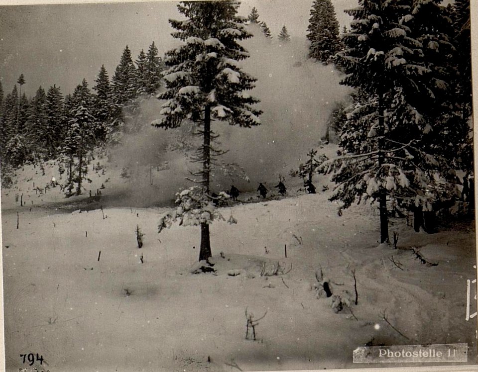 III. Korps. Sturmtruppen im Vorgehen. (BildID 15635959)
