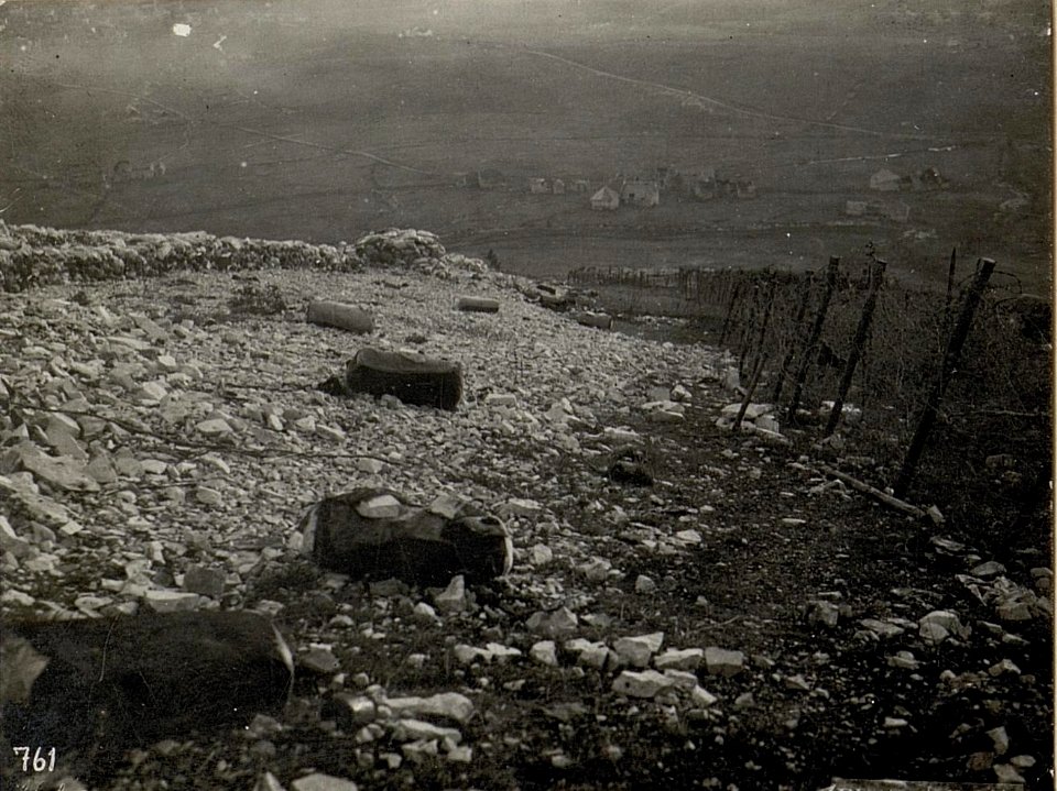 IItalienischer Stützpunkt Mte.Katze. Die schwarzen Säcke enthalten in Teer getränktes Stroh und eine Perkussionszündung mit Schlagladung, die durch Schnurzug aus den Graben betätigt wird. Der Zweck is (BildID 15635689)