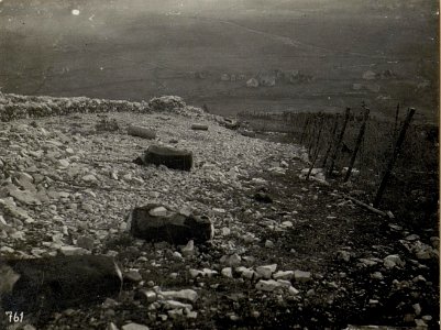 IItalienischer Stützpunkt Mte.Katze. Die schwarzen Säcke enthalten in Teer getränktes Stroh und eine Perkussionszündung mit Schlagladung, die durch Schnurzug aus den Graben betätigt wird. Der Zweck is (BildID 15635689)