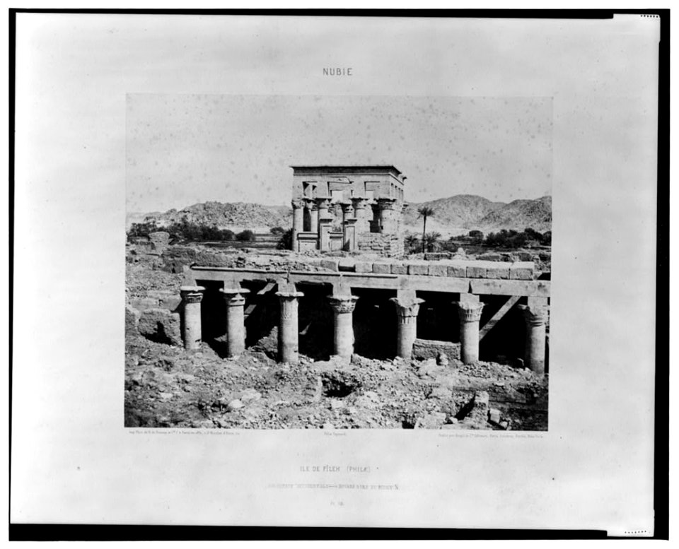 Ile de Fîleh (Philae) - colonnade occidentale (i.e., orientale) - ruines vues du point N - FT (monogram) Félix Teynard. LCCN2001695340
