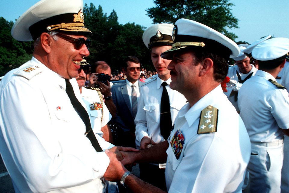 Ilg and Khronopulo shaking hands 1989