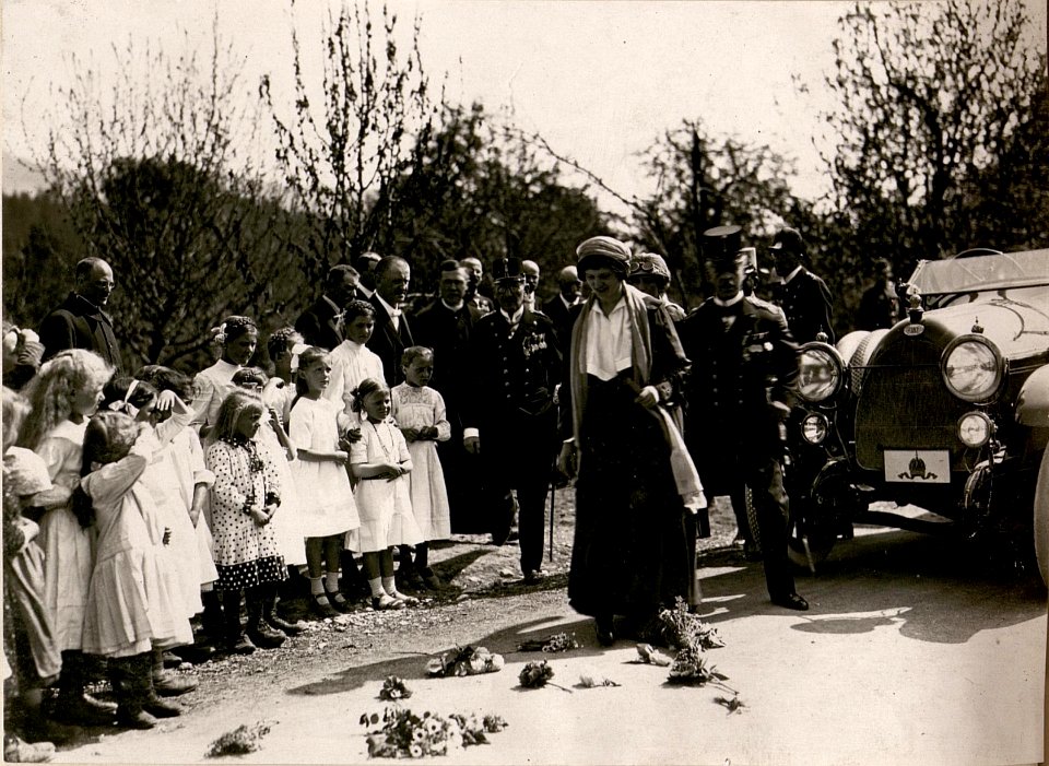 Ihre Majestät Kaiser in Zita besichtigt die Abgebrannte Ortschaft Pöckau.(4-VI.1917.) (BildID 15798747)