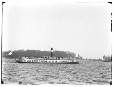 IJ (Afgesloten) met passagiersstoomboot Jacob Olie (max res)