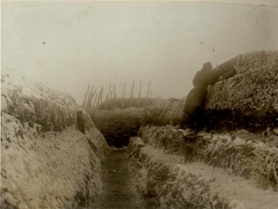 Im Bau befindliche Traverse und Glockenalarmposten der 10.Kompanie des Infanterieregimentes 75, 10.1.1917 (BildID 15543080)