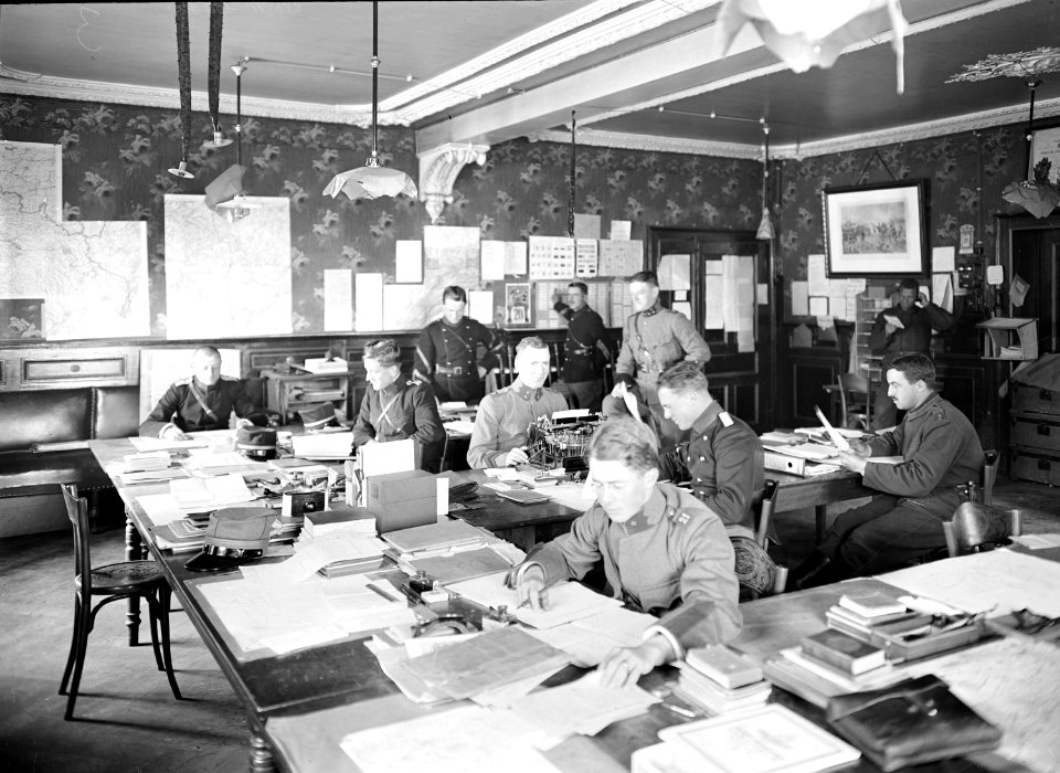 Im Büro eines Stabes - CH-BAR - 3239946