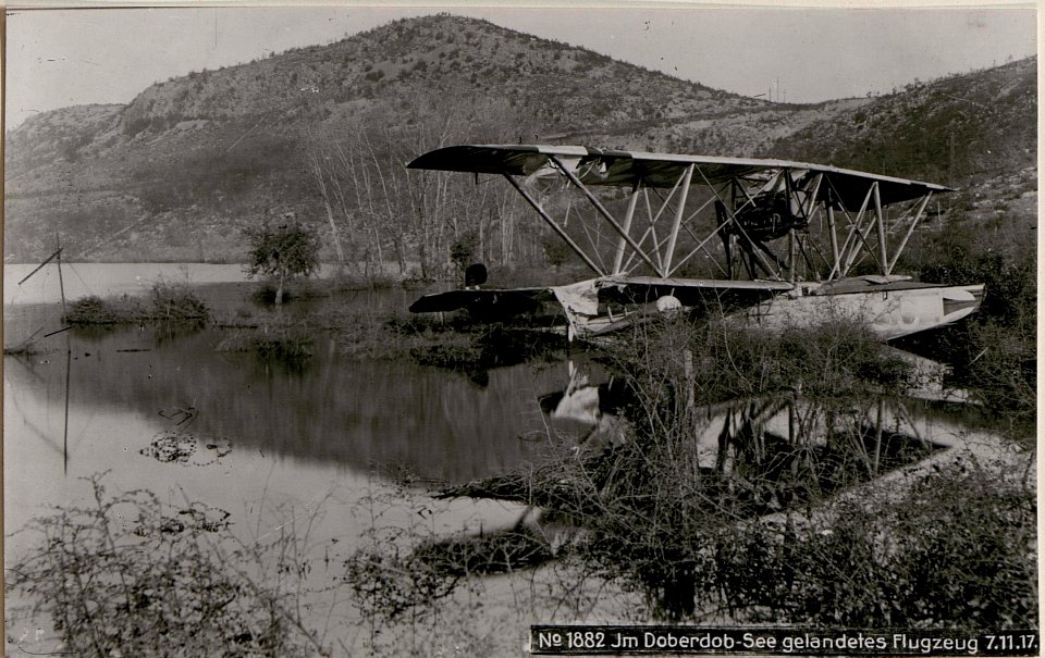 Im Doberdob-See gelandetes Flugzeug (BildID 15737460)