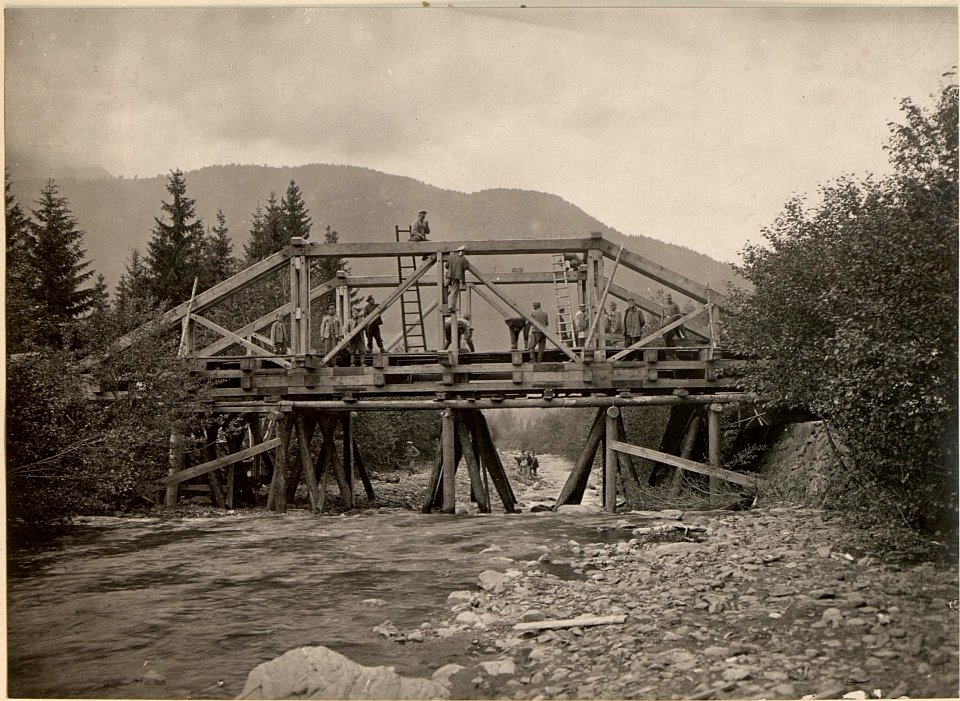 Im Bau befindliche Brücke über den Stranigbach. Blick gegen N.Aufgenommen am 7.6.1916. (BildID 15475174)