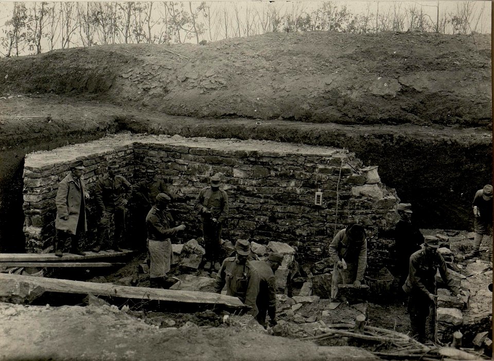 Im Bau befindlicher Maschinen Gewehrstand zementiert, mit Beobachtungsstand und Unterkuft. Aufgenommen am 4.IV.1916. Honved 15. (BildID 15536674)
